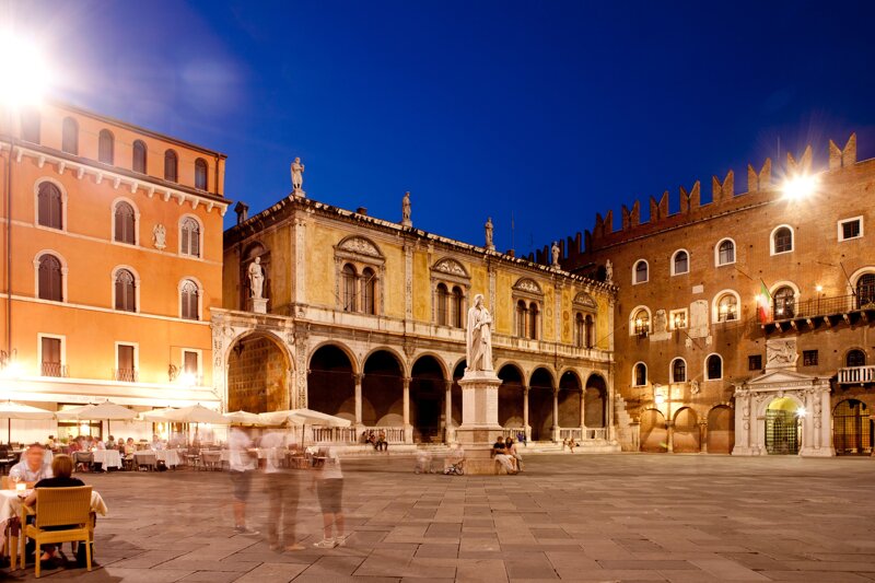 Platz in Verona bei Nacht