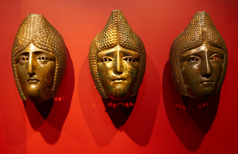 drei orientalische Römer-Helme