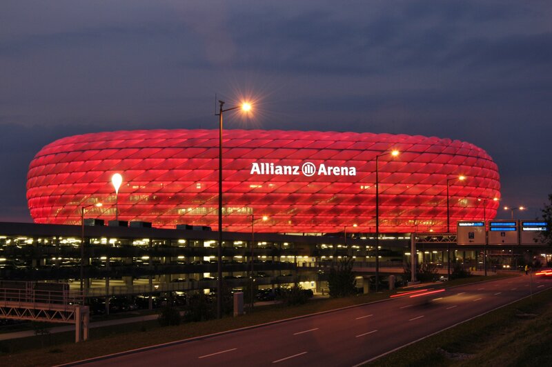 Allianz-Arena in München bei Nacht