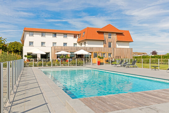 Pool hinter dem ibis De Haan