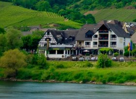 Außenansicht von anderer Moselseite