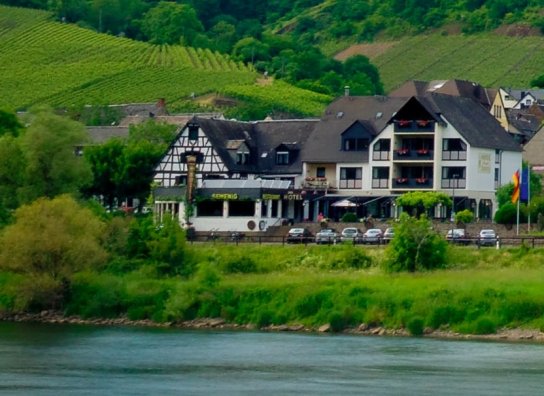 Außenansicht von anderer Moselseite