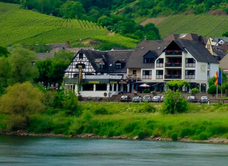 Außenansicht von anderer Moselseite