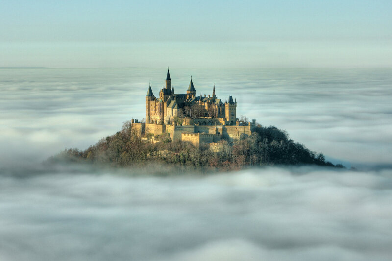 Burg Hohenzollern im Nebel