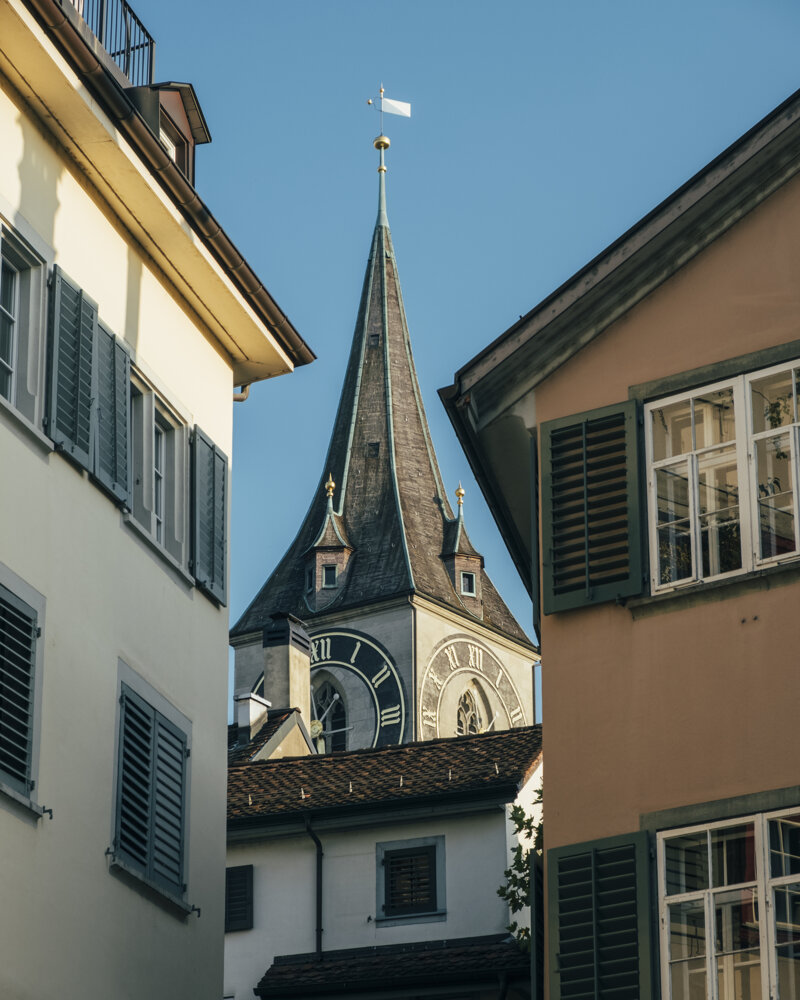 Zürich Altstadt mit Blick auf den Zürichsee und die Alpen