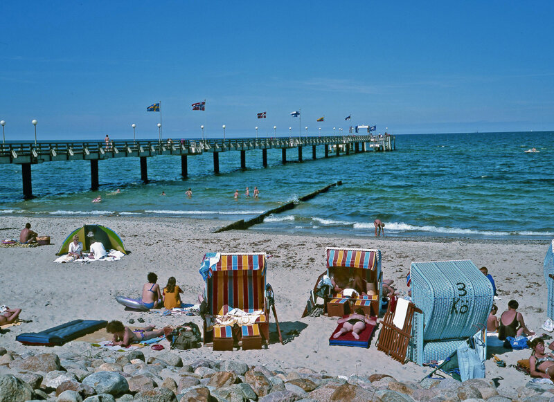 Strandkörbe am Meer.