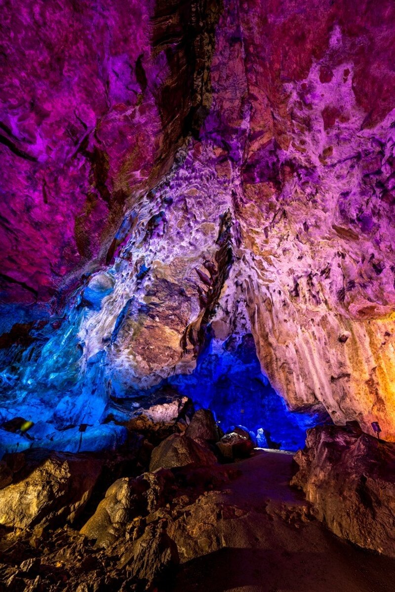 Nebelhöhle in Sonnenbühl beleuchtet