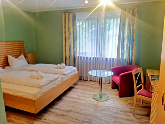 Doppelzimmer mit Sitzgelegenheit und Schreibtisch