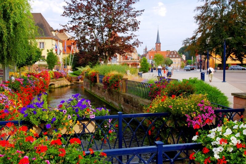Blumengeschmückte Brücke in Niederbronn les Bains