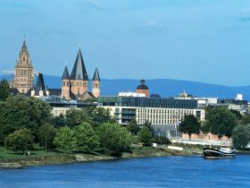 Rhein mit Malakoff C Landeshauptstadt Mainz