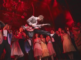 Marty McFly mit Gitarre und Gruppe 2 © Matt Crockett