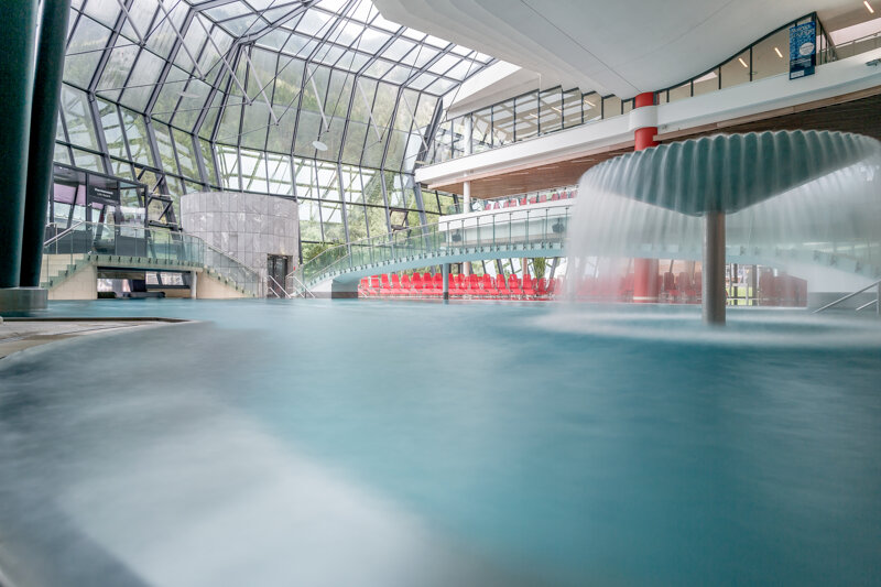 Glaskuppel über Schwimmbecken