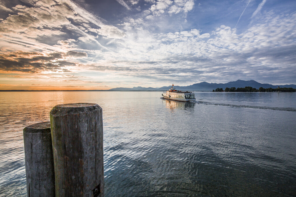 Chiemsee mit Dampfer c Chiemsee-Alpenland Tourismus