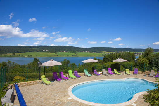 Hotelpool und See im Hintergrund