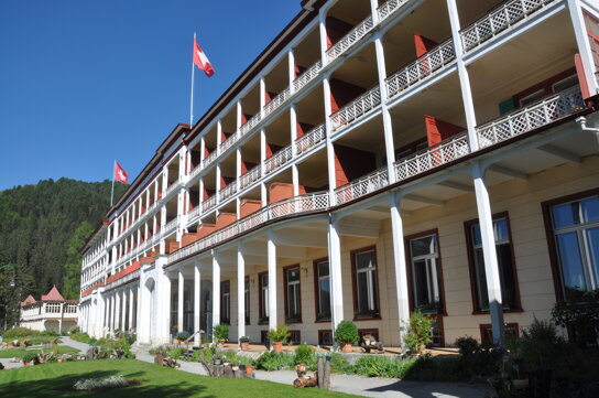 Außenansicht des historischen Hotels auf der Schatzalp mit Garten