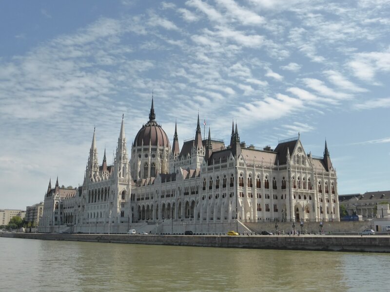 Parlamentsgebäude Budapest an der Donau – Neugotische Fassade