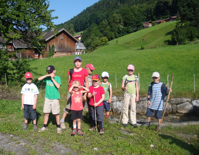 Familie beim Wandern in den bayerischen Bergen