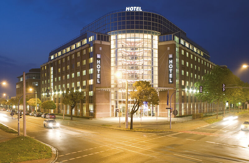 Außenansicht des NH Dresden Neustadt in der Nacht