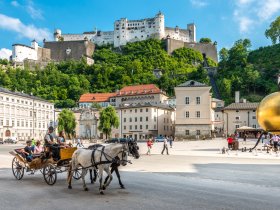 Kapitelplatz mit Kutsche- Salzburg Tourismus