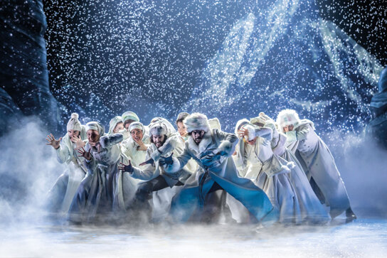 Ensemble im Eissturm © Disney, Foto Johan Persson