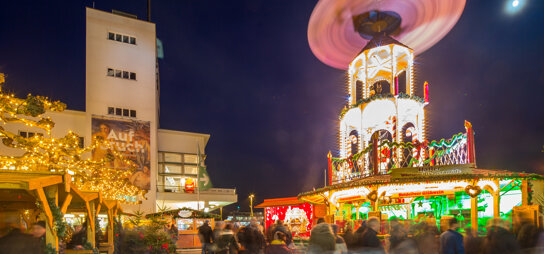 beleuchteter Weihnachtsmarkt