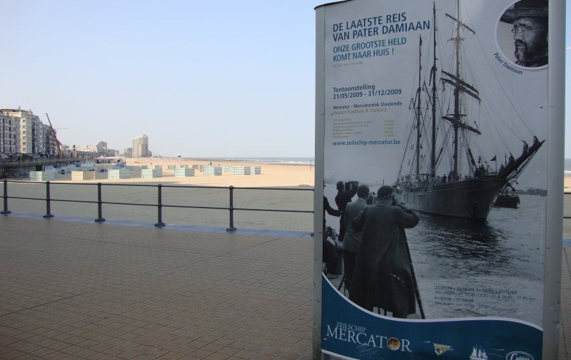 Promenade mit Werbeplakat