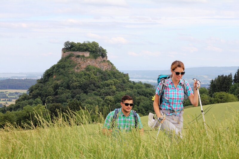 Wanderer mit Festung Hohentwiel im Hintergrund