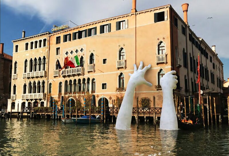 Biennale Venedig 2017 – Kunstinstallation von Lorenzo Quinn