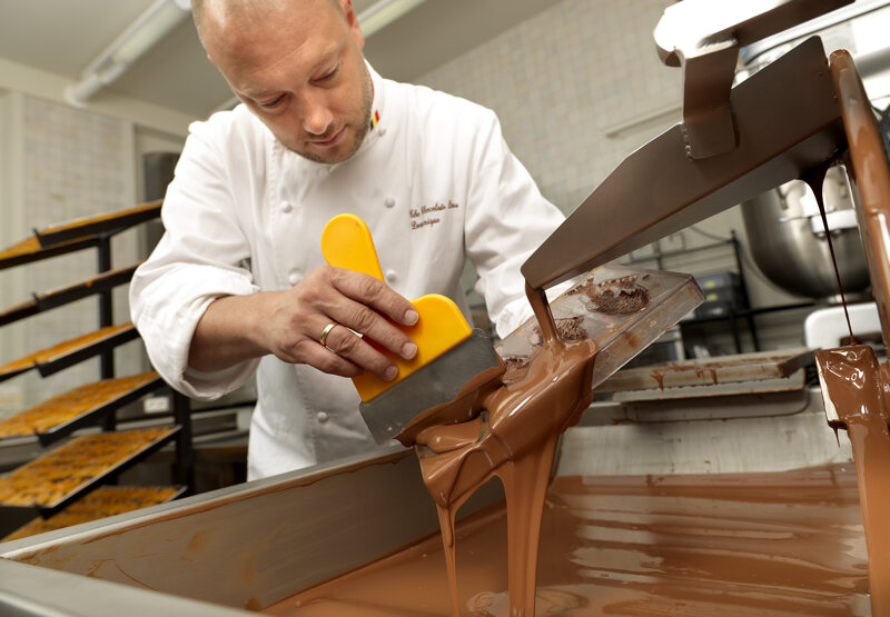Chocolatier bei der Arbeit