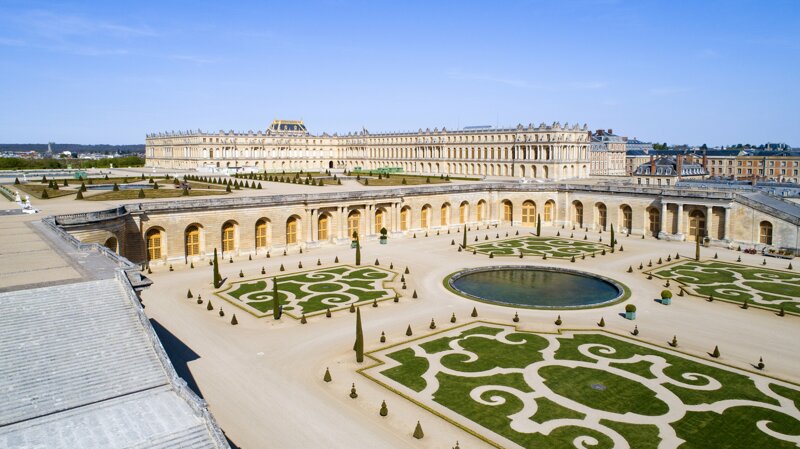 Schloss Versailles Außenansicht im Sonnenschein