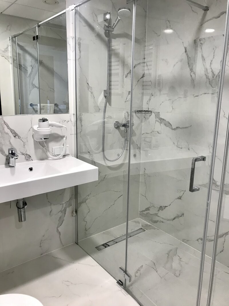 Badezimmer mit Dusche