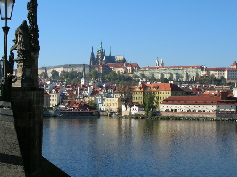 Panoramablick auf Prag mit der Moldau