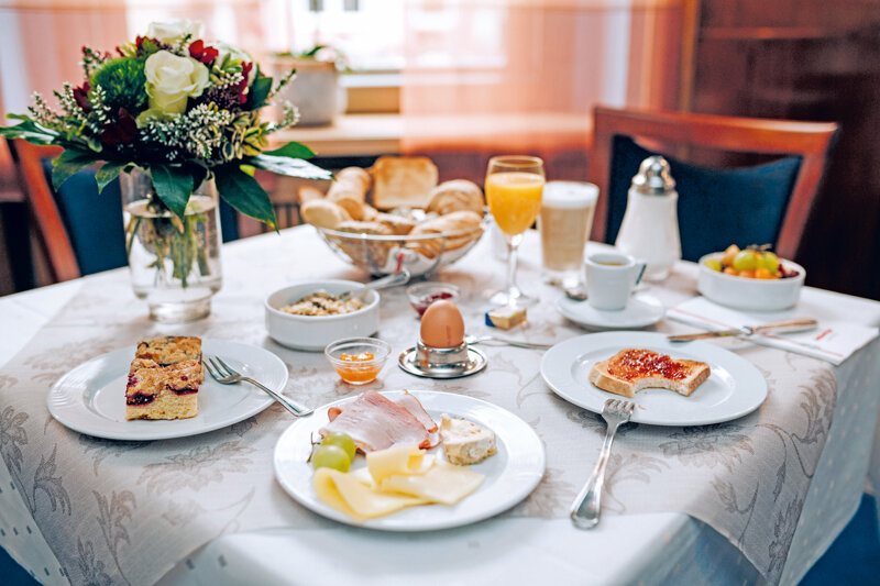 gedeckter Frühstückstisch