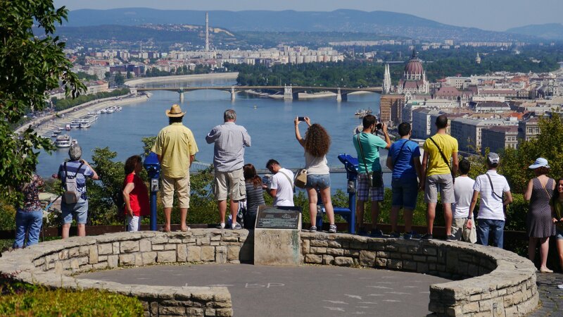 Touristen erkunden die Straßen von Budapest | © Pixabay