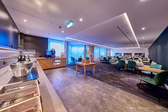 Cafébar mit Sitzgelegenheiten