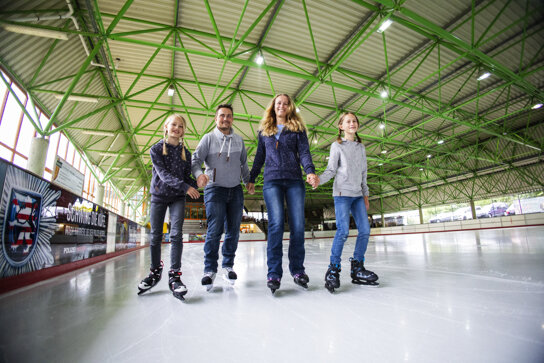 Familie in der Willinger Eissporthalle c) Freizeitwelt Willingen, Sabrinity (3)