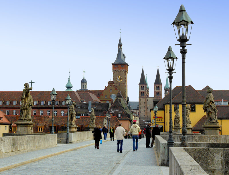Blick auf die Alte Mainbrücke in Würzburg mit Festung Marienberg im Hintergrund