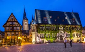 Quedlinburger Rathaus abends Juergen Meusel