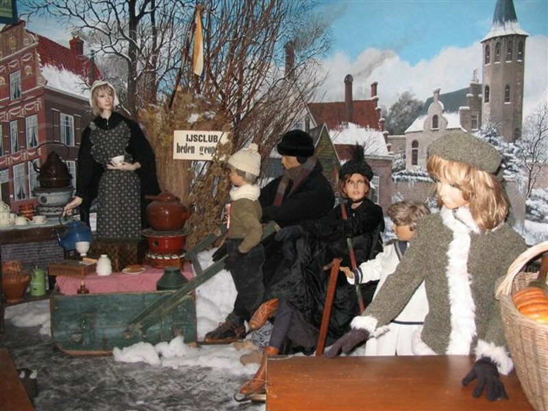 Auf dem Eis, Szene mit Puppen, Vitrine Schlittschuhmuseum Friesland