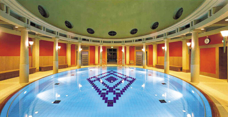 Beeindruckende Kuppelhalle der Vita Classica Therme in Bad Krozingen