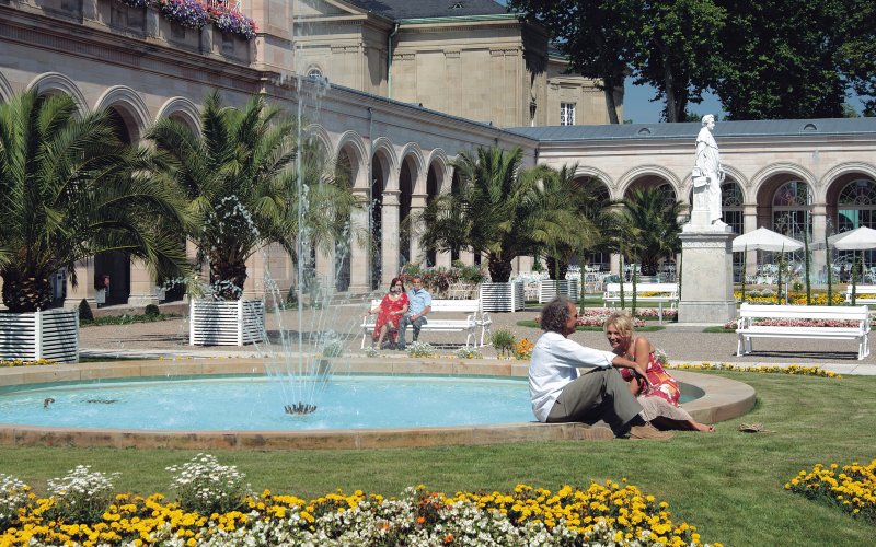 Pärchen am Springbrunnen Bad Kissingen