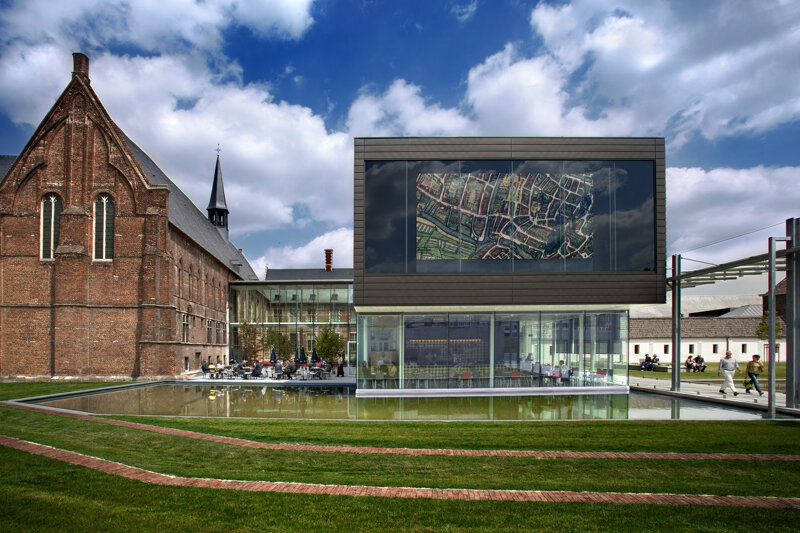 Das STAM, Stadtmuseum von Gent, präsentiert die Geschichte der Stadt vom Mittelalter bis zur Gegenwart.