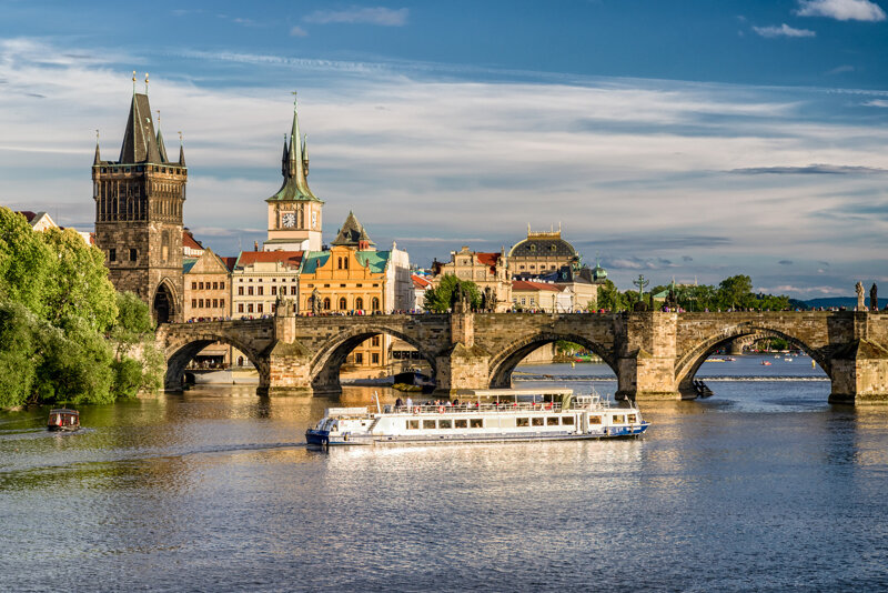 Die Karlsbrücke über der Moldau in Prag