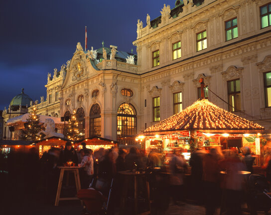 Weihnachtsmarkt-vor-dem-Oberen-Belvedere Oesterreich-Werbung Popp-Hackner