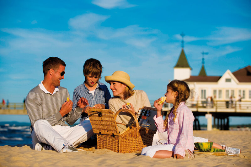 Familienpicknick am Strand