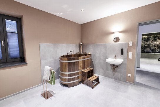 Bierbad im Holzzuber