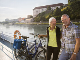 Donauschiff Rad Schloss Linz Ausschnitt c Linz Tourismus Balon Kest 2013