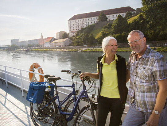 Donauschiff Rad Schloss Linz Ausschnitt c Linz Tourismus Balon Kest 2013