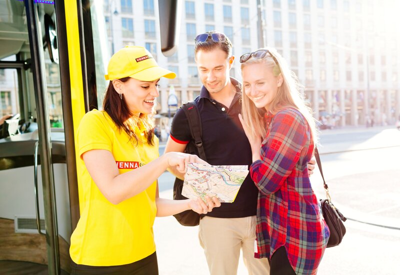 Paar am Sightseeing-Bus