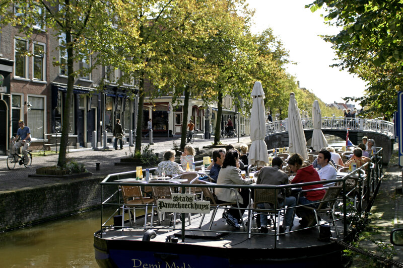 Straßencafé auf einer Gracht